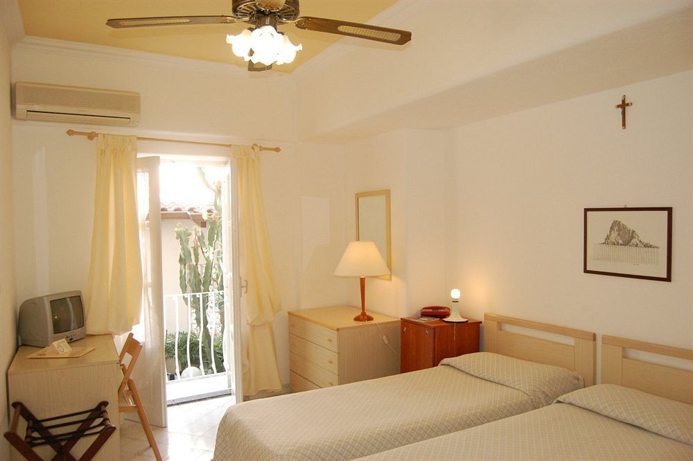 Hotel Villa Augustus Lipari  Dış mekan fotoğraf